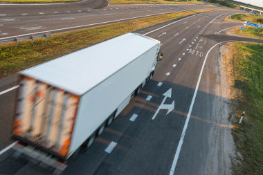 O transporte rodoviário é sistema bastante utilizado para transporte de cargas e pessoas em todo o mundo
