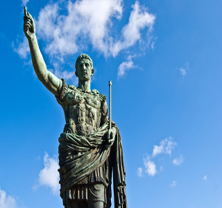 Estátua do ditador Júlio César, responsável pela adoção de um novo calendário em Roma