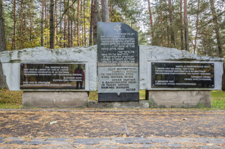 Memorial construído em Vilnius, Lituânia, relembra o massacre promovido contra os judeus lituanos *