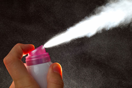Desodorante spray é uma das formas que o desodorante pode ser adquirido