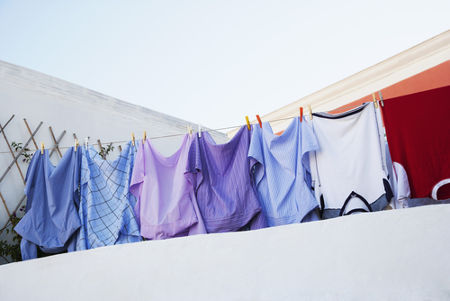 Quando colocamos roupas molhadas para secar no varal, ocorre a vaporização da água