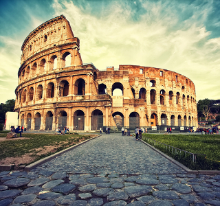 O Coliseu, em Roma, é um dos principais símbolos da política de Pão e Circo que ainda permanecem nos dias atuais