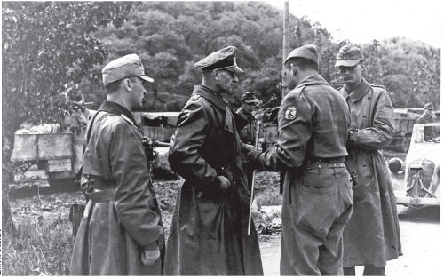 General alemão Otto Fretter-Pico sendo rendido por oficiais brasileiros