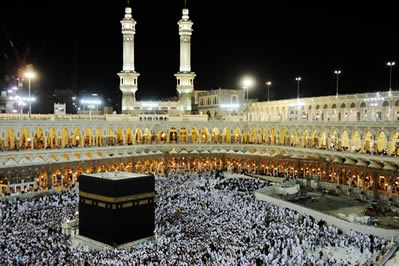A Caaba, no centro do Grande Templo, em Meca. Com a sua conquista por Maomé em 622, a cidade se tornaria capital do Império Islâmico. *