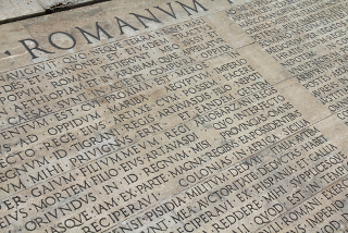 Inscrições em latim no Ara Pacis, altar dedicado a Otávio Augusto. O latim é uma das principais influências romanas