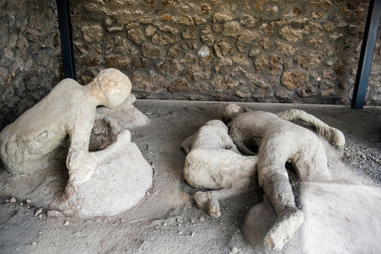 Habitantes de Pompeia que tiveram seus corpos petrificados durante a erupção vulcânica de 79 d.C.*
