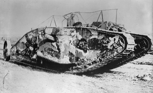 O tanque de fabricação britânica Mark I foi o primeiro a entrar em combate, em 1916