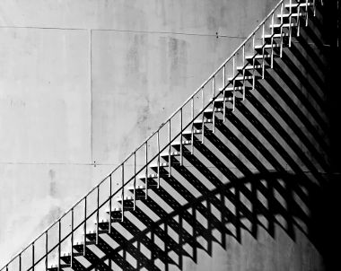 Escadarias cujas sombras formam um feixe de retas paralelas