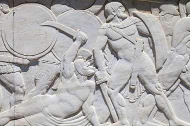 Acima, escultura em alto-relevo retratando Leônidas e os 300 de Esparta em luta contra os persas