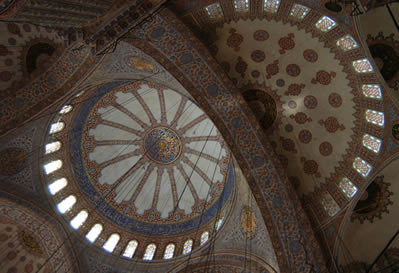 Interior da Mesquita Azul em Istambul, Turquia. A bela arquitetura e decoração foram uma das características da cultura árabe
